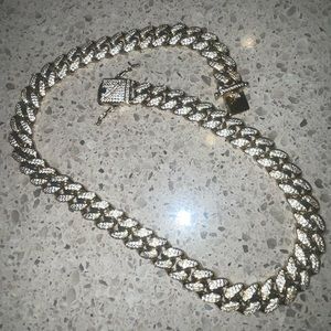 GLD Link Chain in Yellow Gold. 18” .